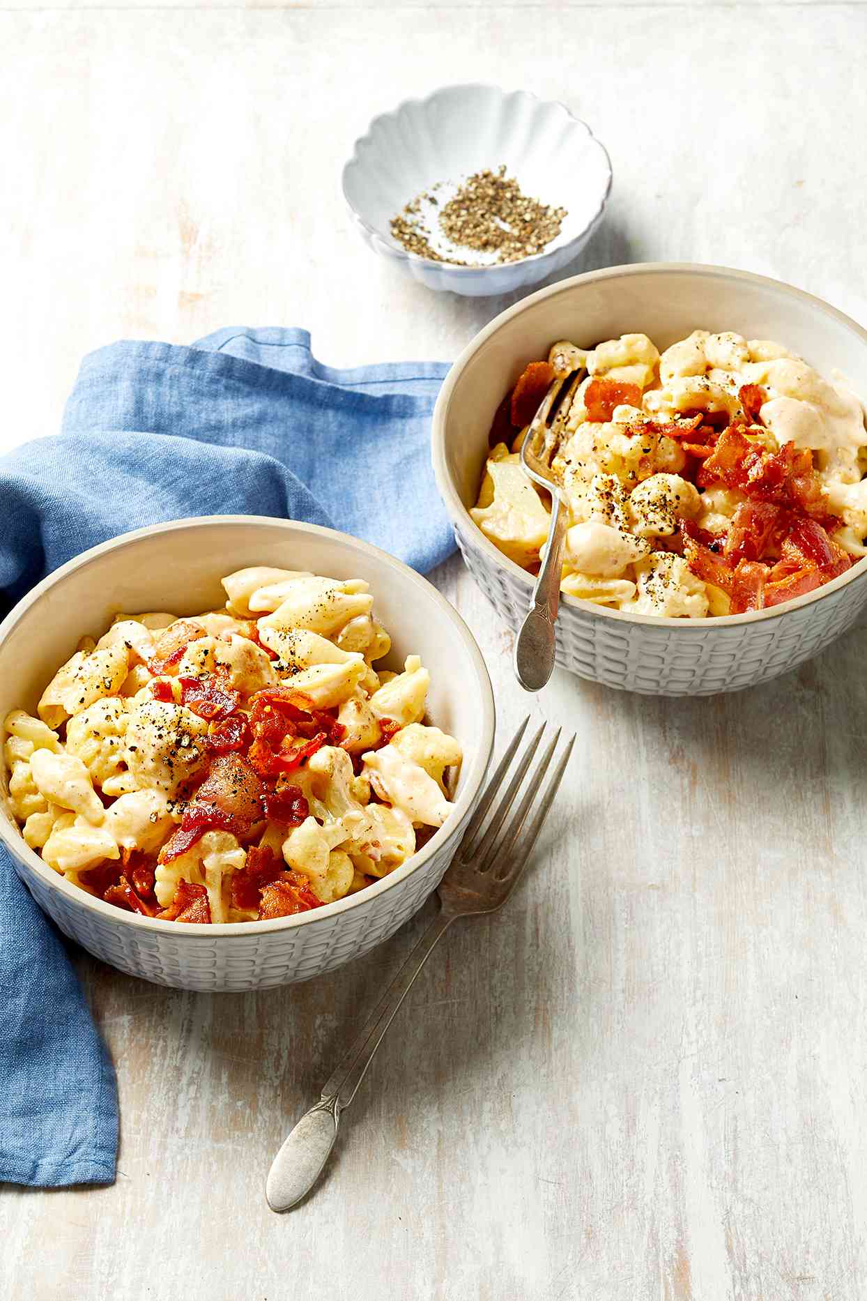 Cauliflower-Bacon Shells and Cheese in bowls