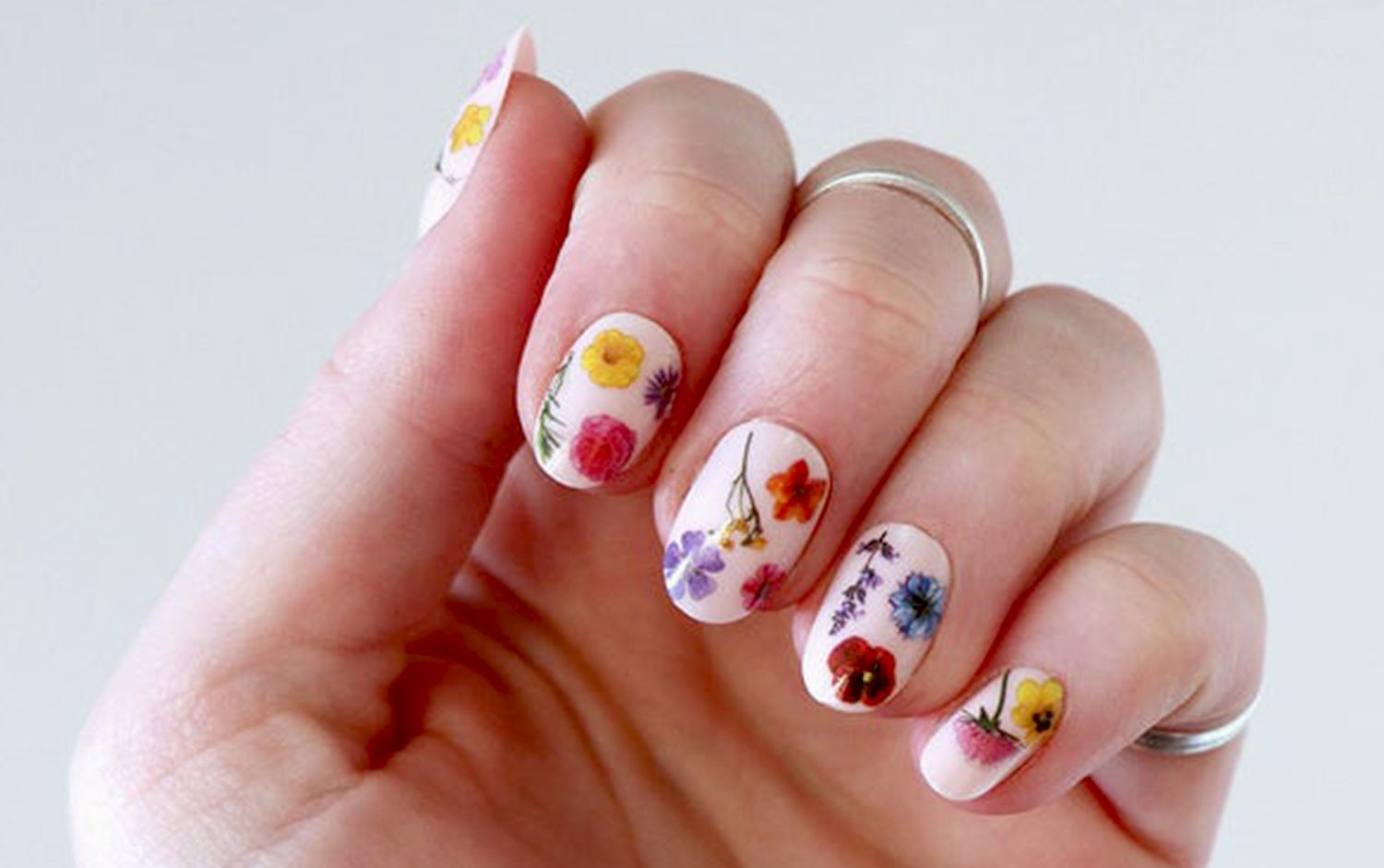 Flower tatoo finger nails