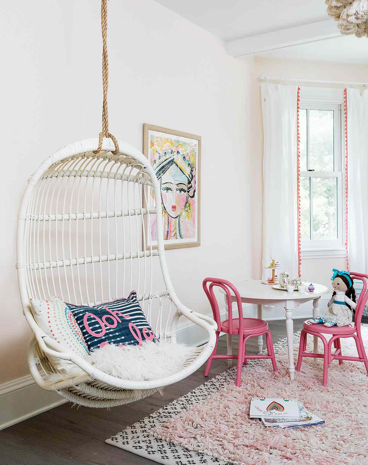 balta pakabinama rotango kėdė rožiniame mergaičių miegamajame