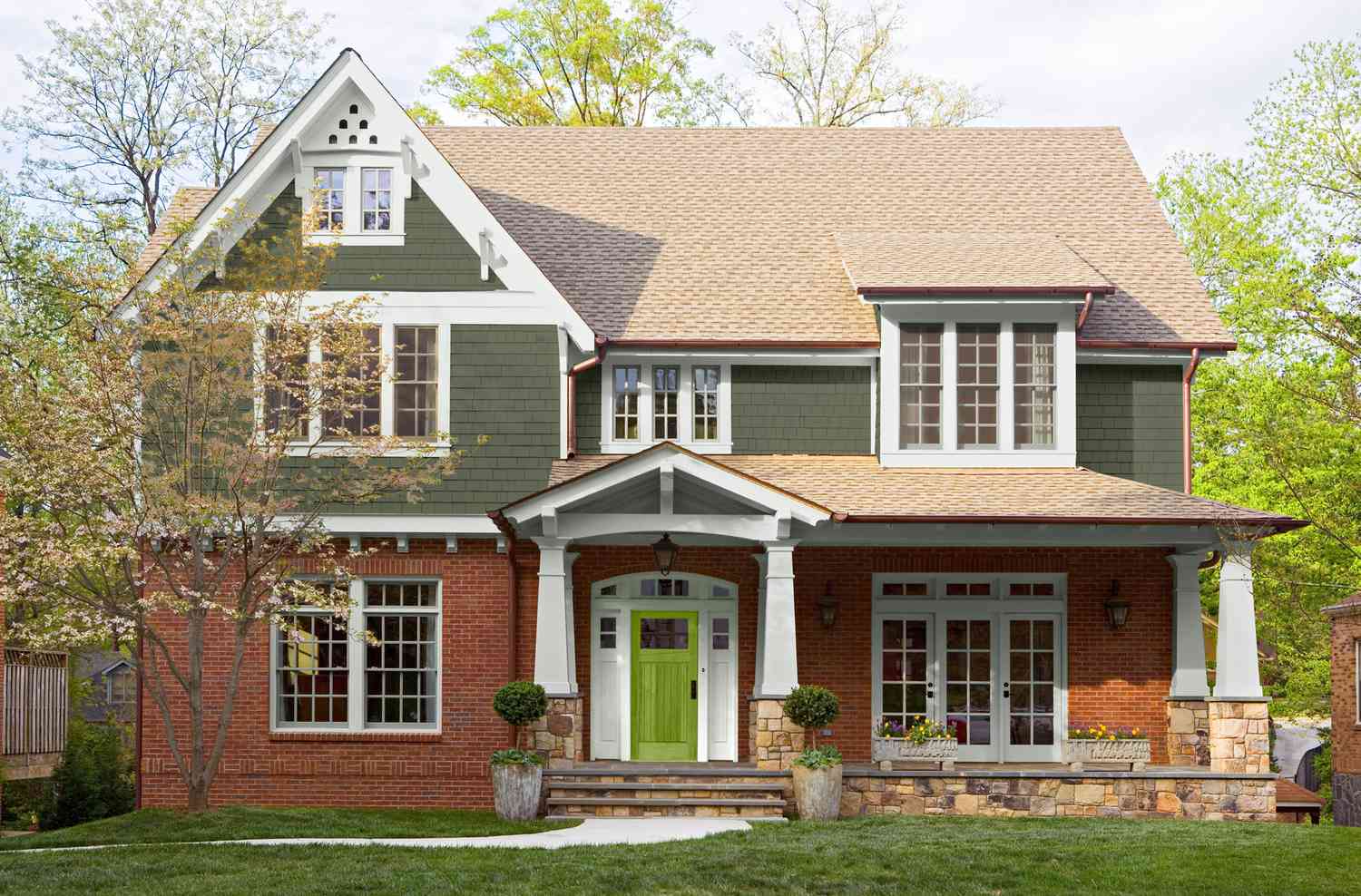 28 Exterior Color Combinations for Inviting Curb Appeal | Better Homes &  Gardens