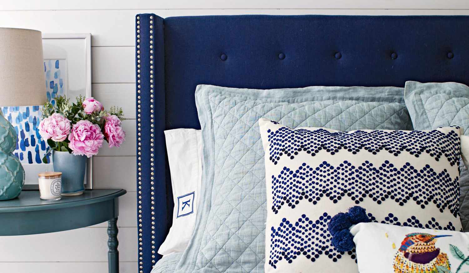 navy blue accent whtie bedroom