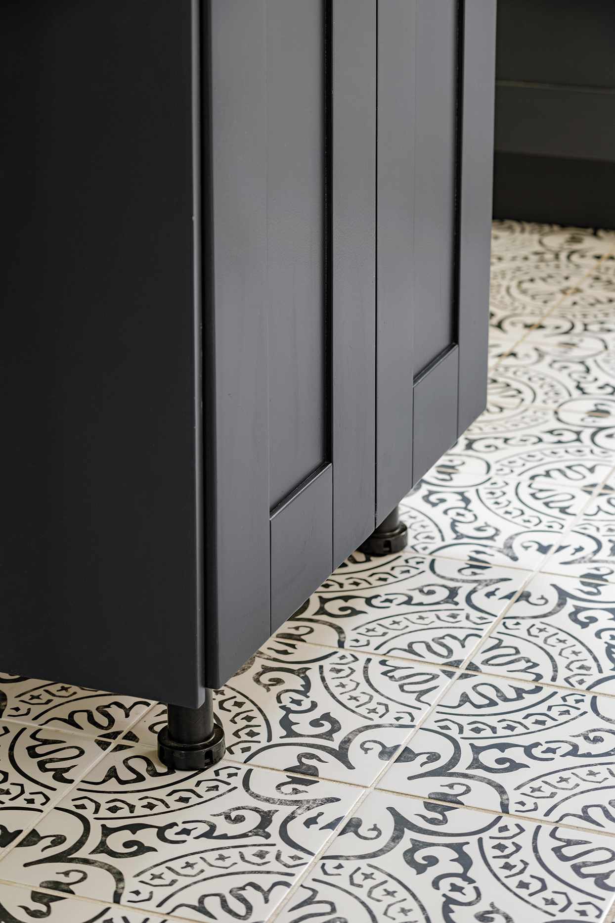 black kitchen island patterned tile