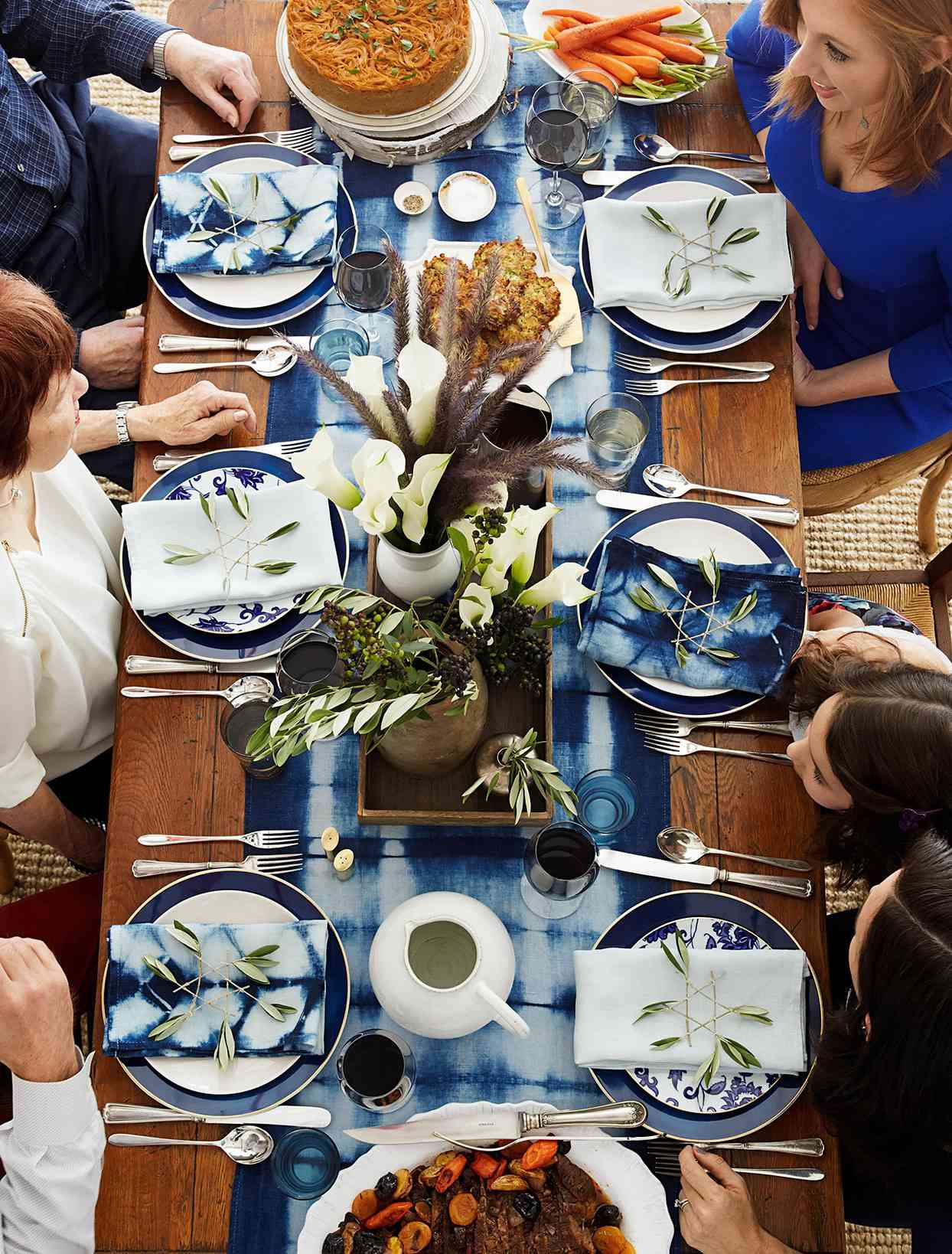 dramatic blue table runner and napkins