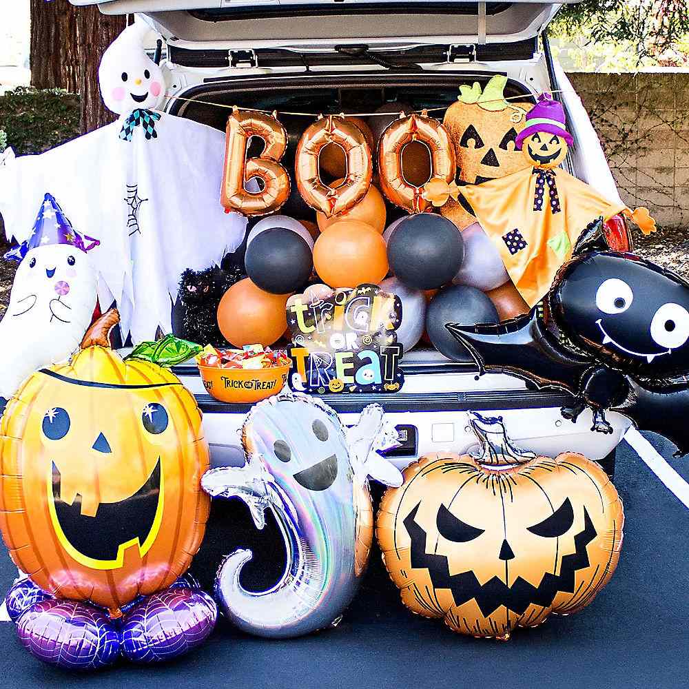 car trunk decorated in balloons