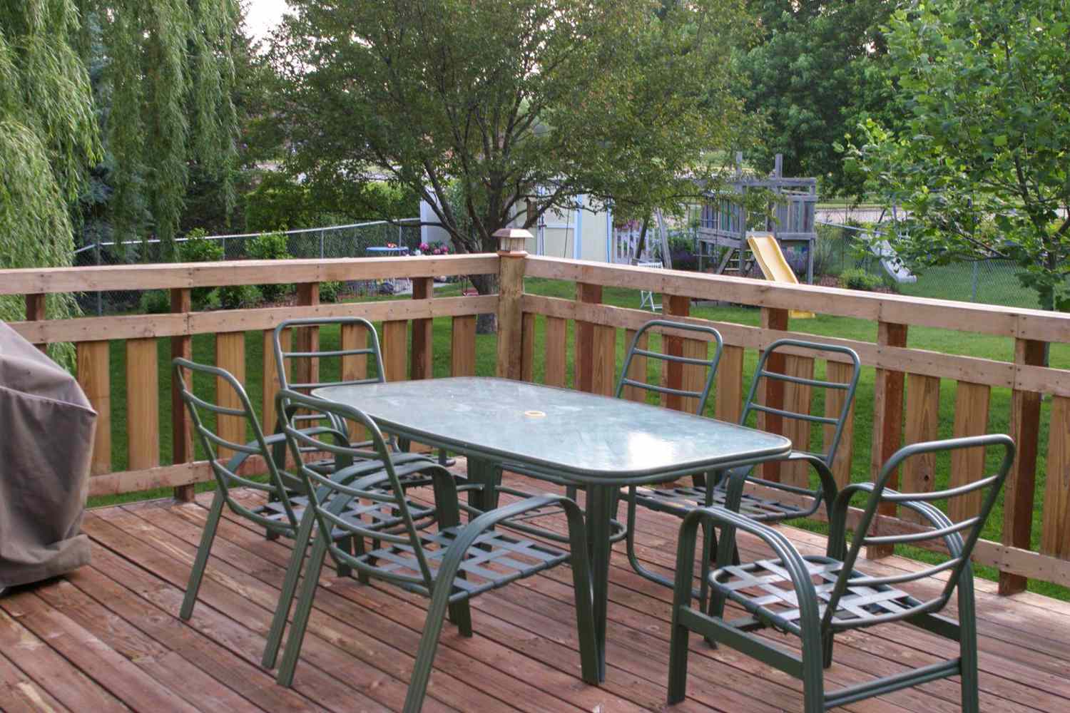 deck green table chairs