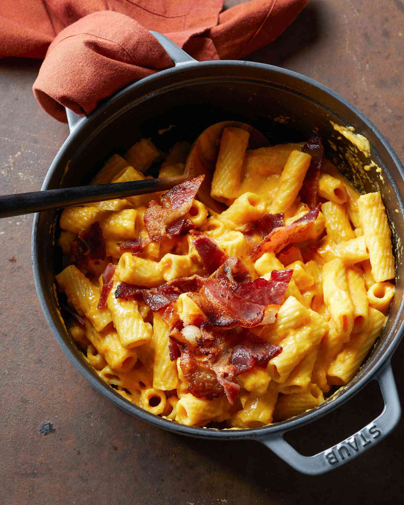 dutch oven of cheesy pasta topped with cooked bacon
