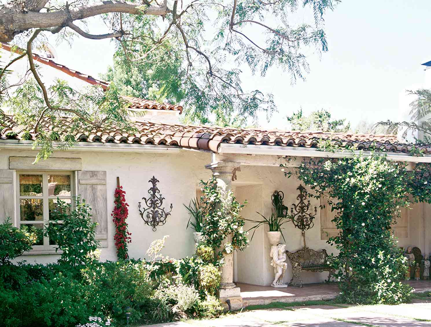 Exterior photo of Sidney Poitier house from Traditional Home 2008