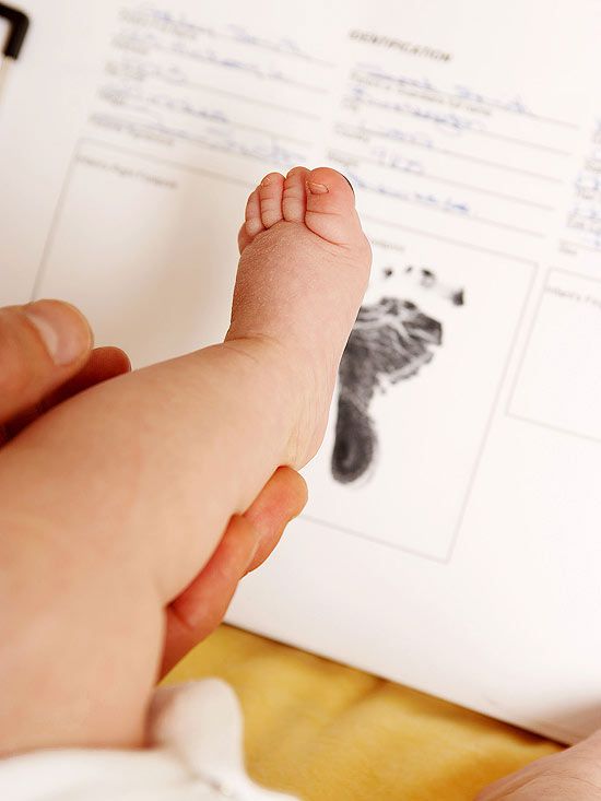 taking baby's footprints