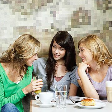 friends talking at a cafe