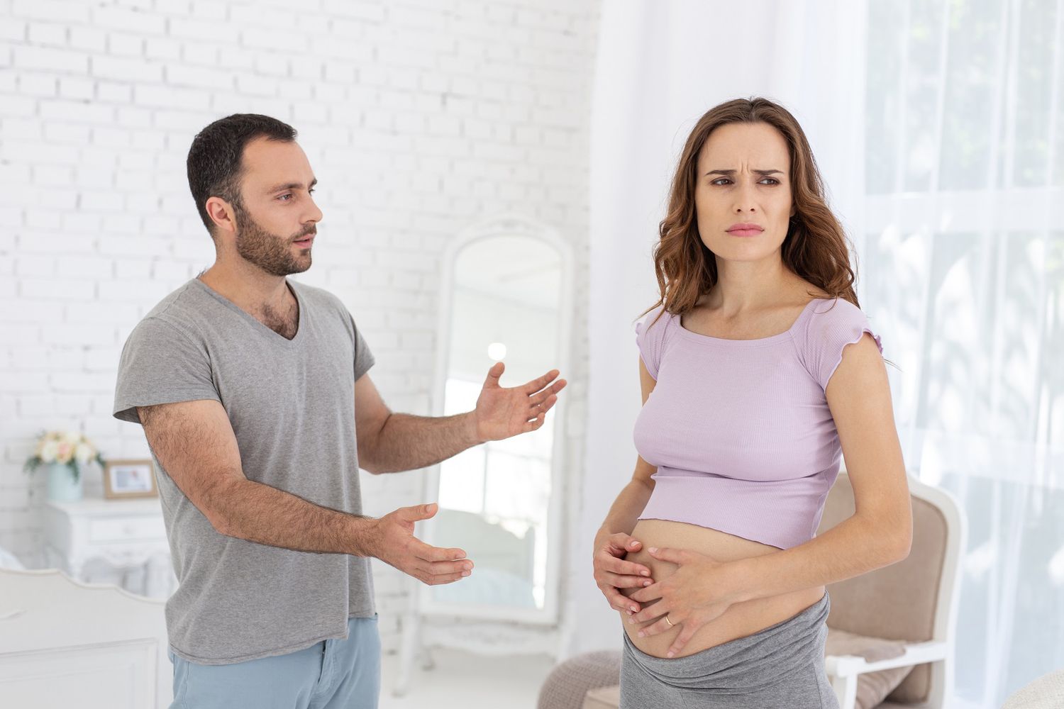 pareja hablando sobre los cambios de humor durante el embarazo