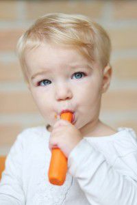 girl eating carrot 30951