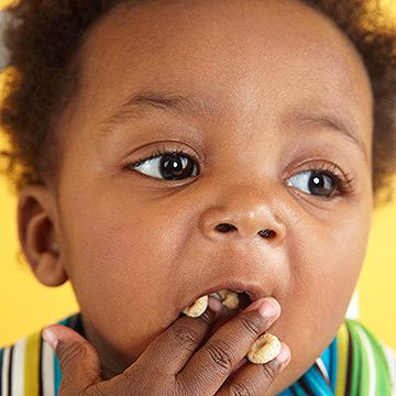toddler snacking on cheerios