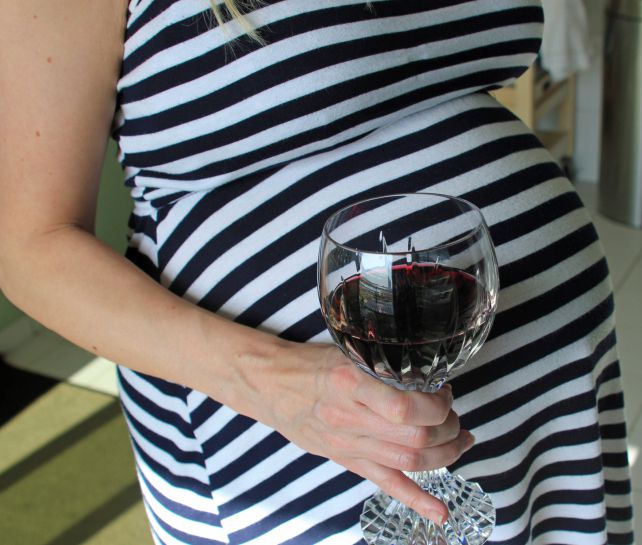 pregnant-and-drinking-wine.jpg