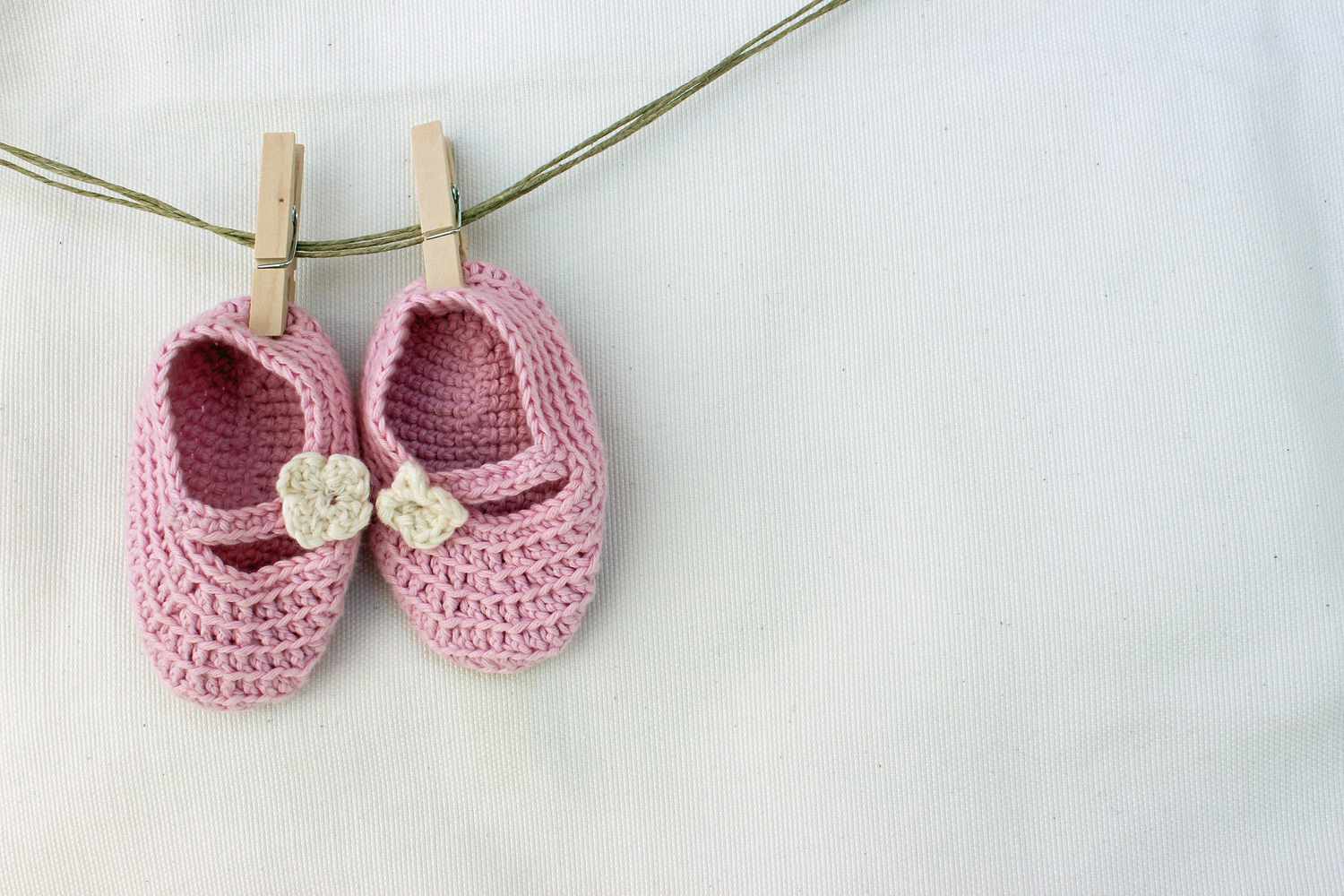 Baby girl 41736 Pink Knitted Shoes Hanging By Laundry Pins