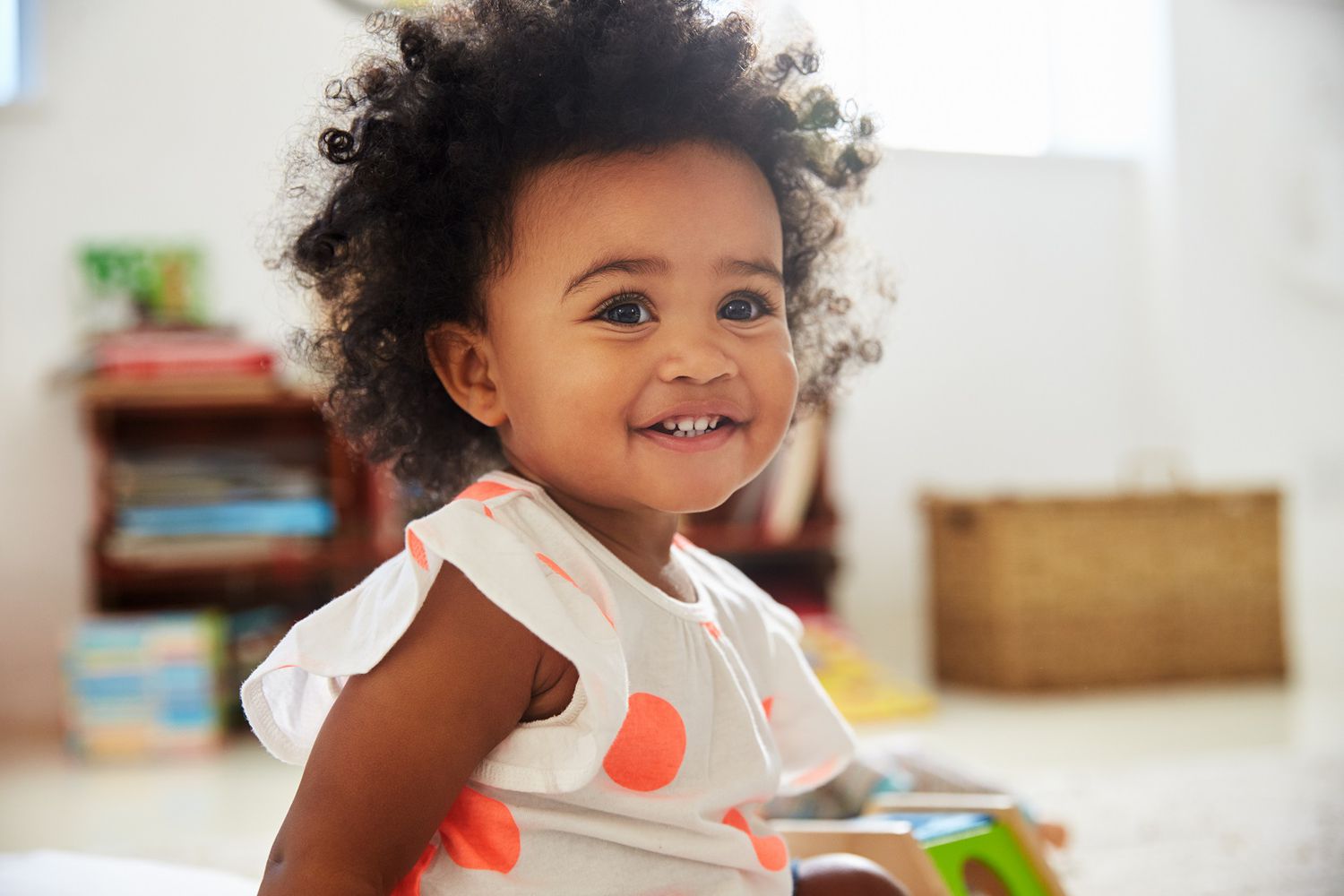 Afro-américain enfant en bas âge fille heureuse à pois orange