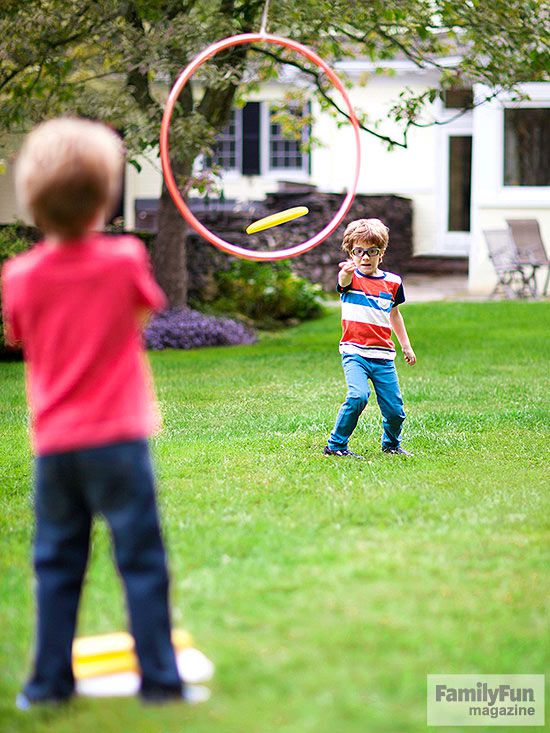 kids on lawn throwing disc