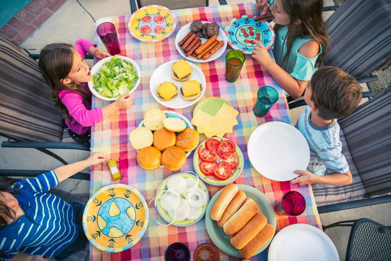 An image of a summer dinner table.