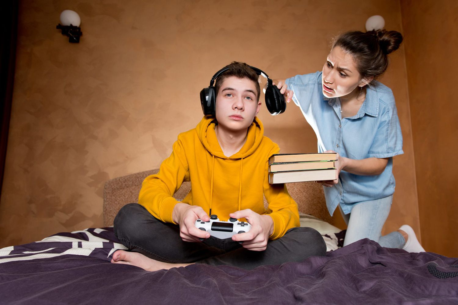 Mom scolds her brother, who is passionate about computer games and not listening