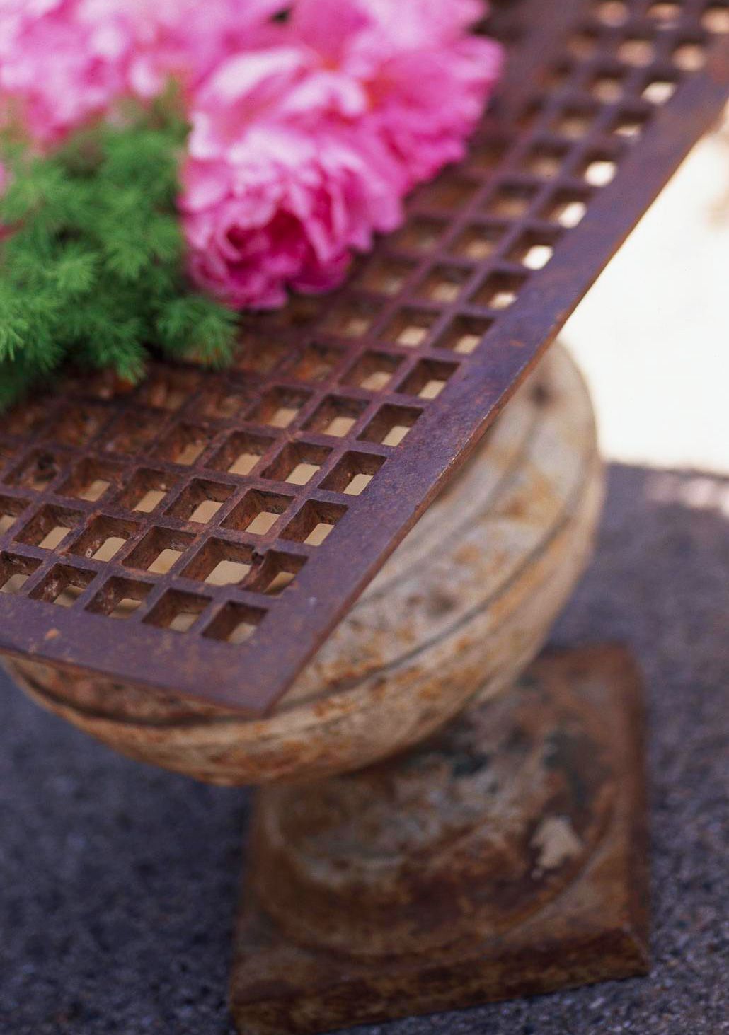 Side table grate