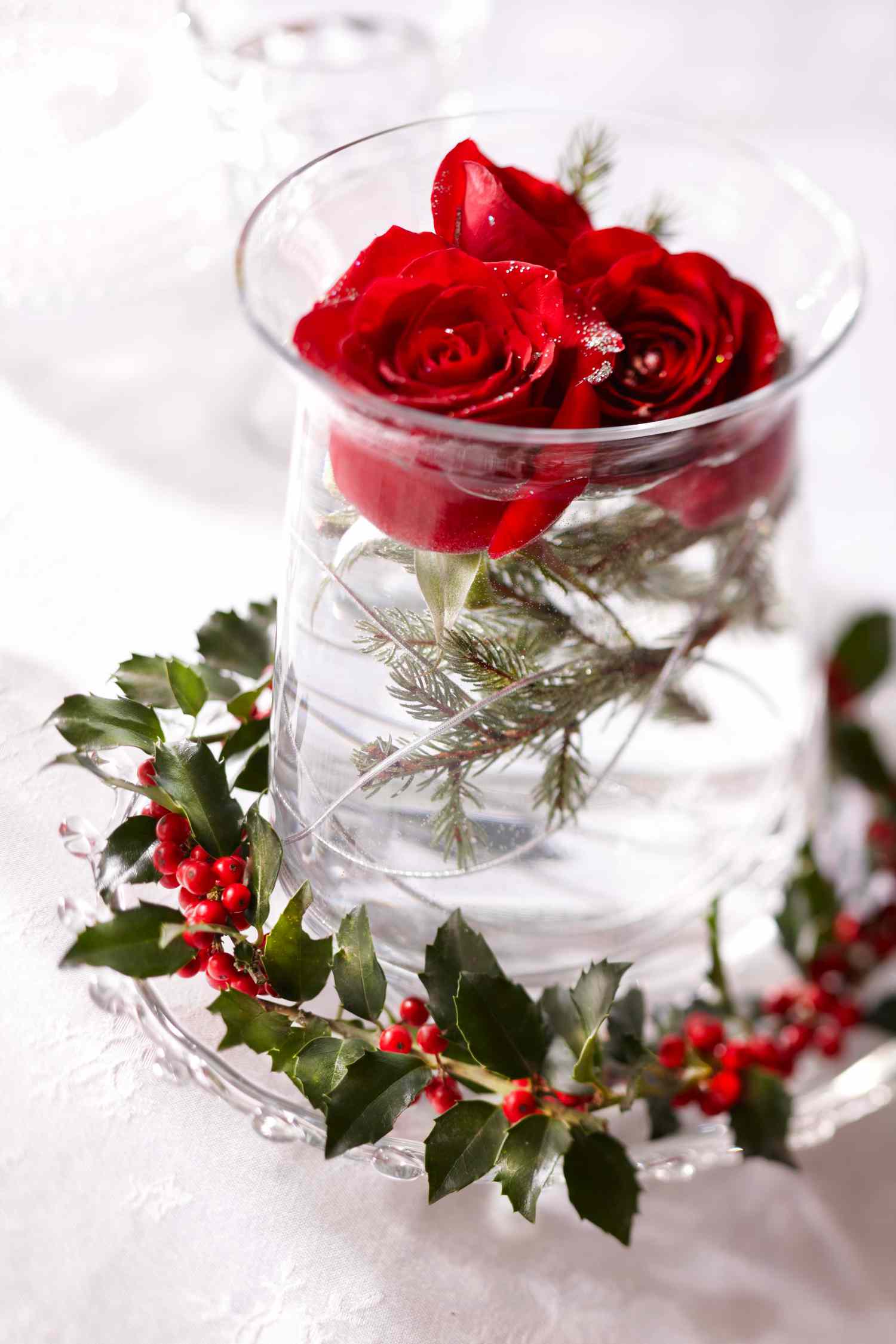 Christmas centerpiece ideas: rose and holly