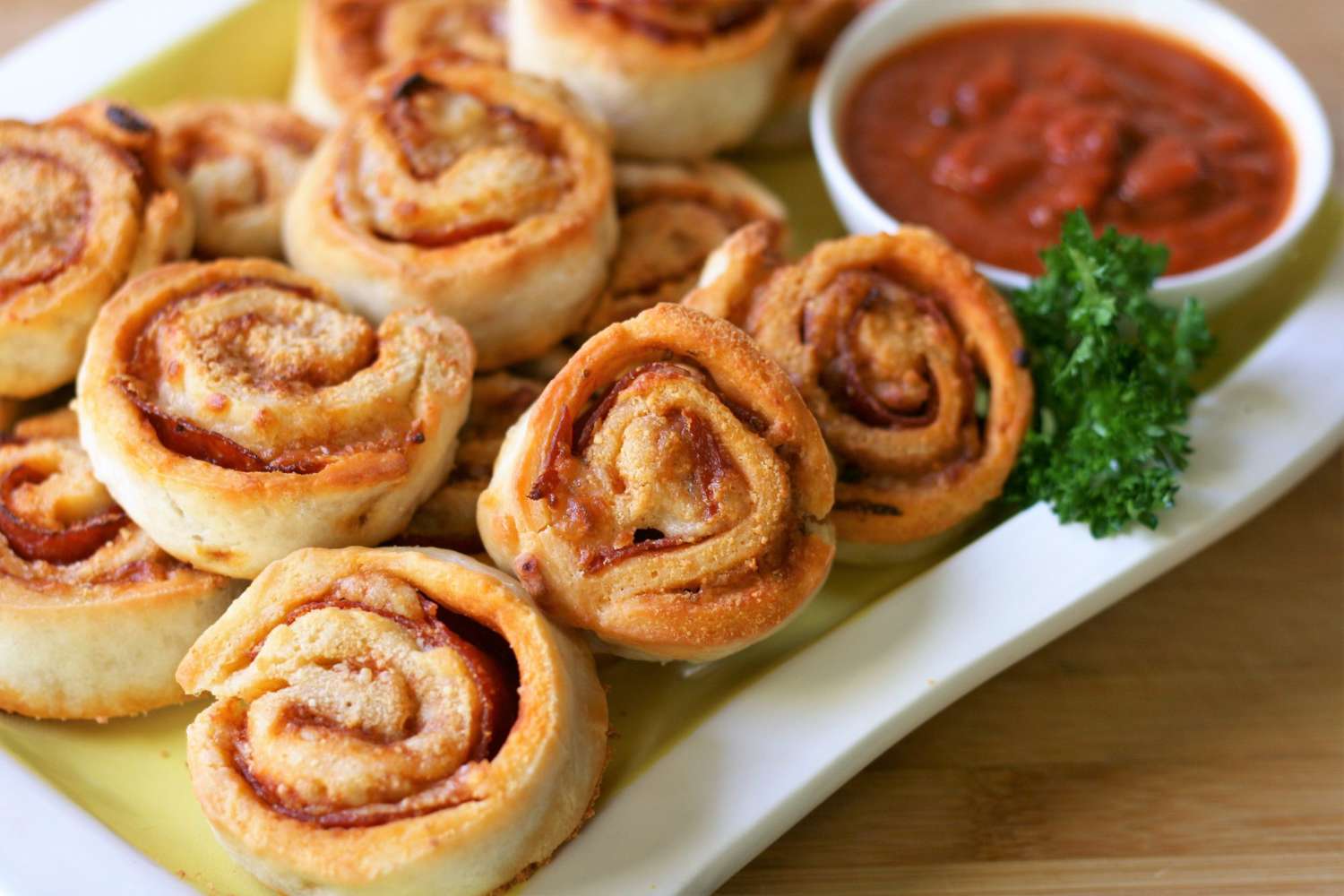 <p>These easy pizza pinwheels make for a great appetizer. Simply make your dough, stuff it with your favorite pizza toppings, roll it up, bake, and enjoy.</p>
                          