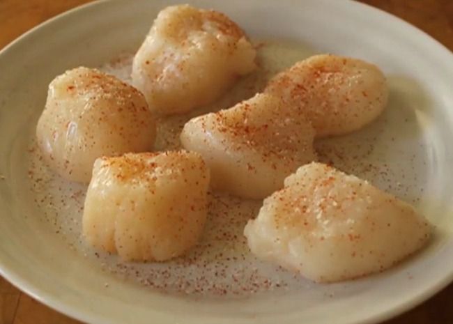 Dry Scallops Seasoned with Salt and Cayenne