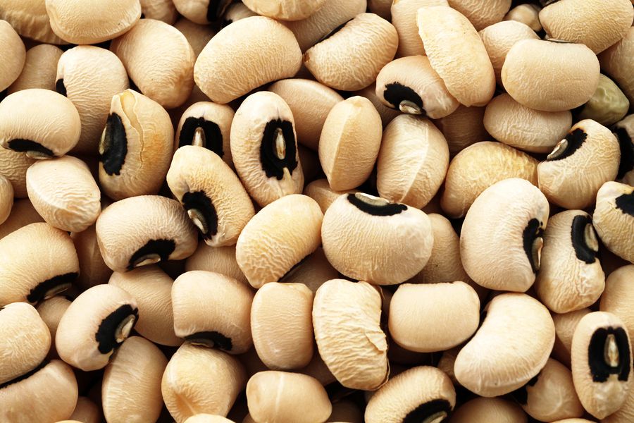 closeup of uncooked black-eyed peas