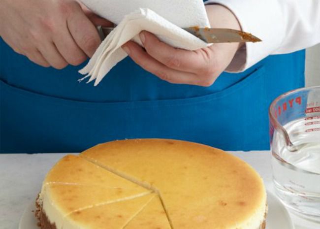Slicing cheesecake