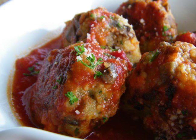 meatless meatballs in tomato sauce