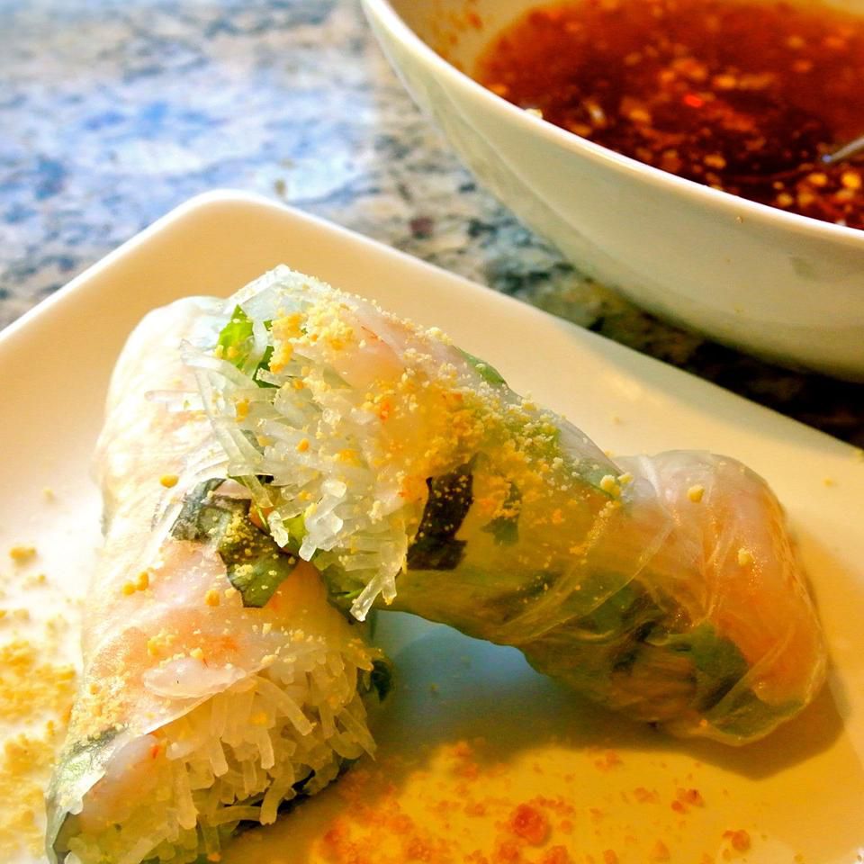 Vietnamese Spring Rolls With Dipping Sauce