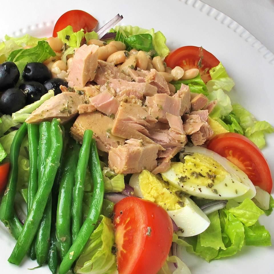 Nicoise-Style Tuna Salad With White Beans & Olives