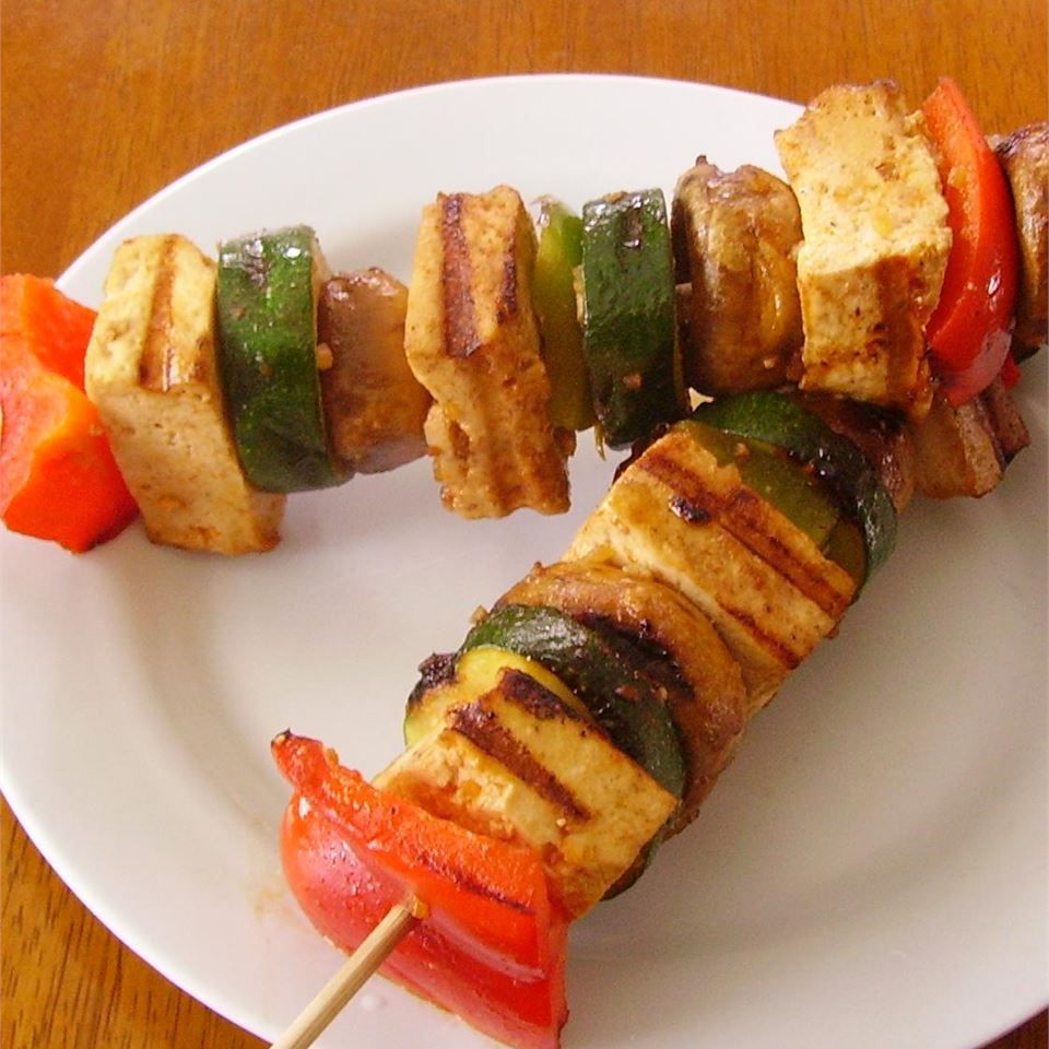 Grilled Tofu Skewers with Sriracha-Sauce and vegetables