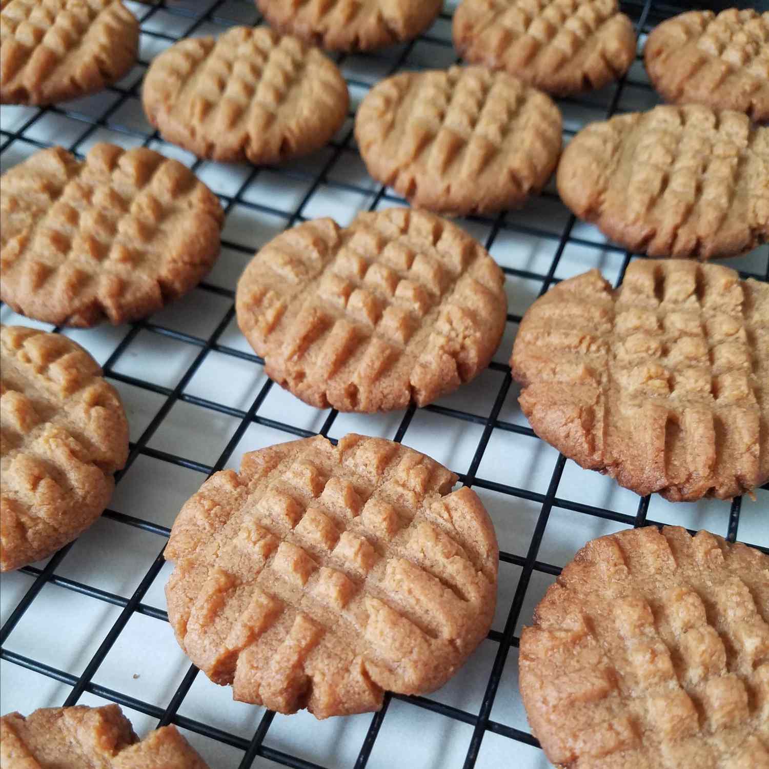 4-Ingredient Keto Peanut Butter Cookies