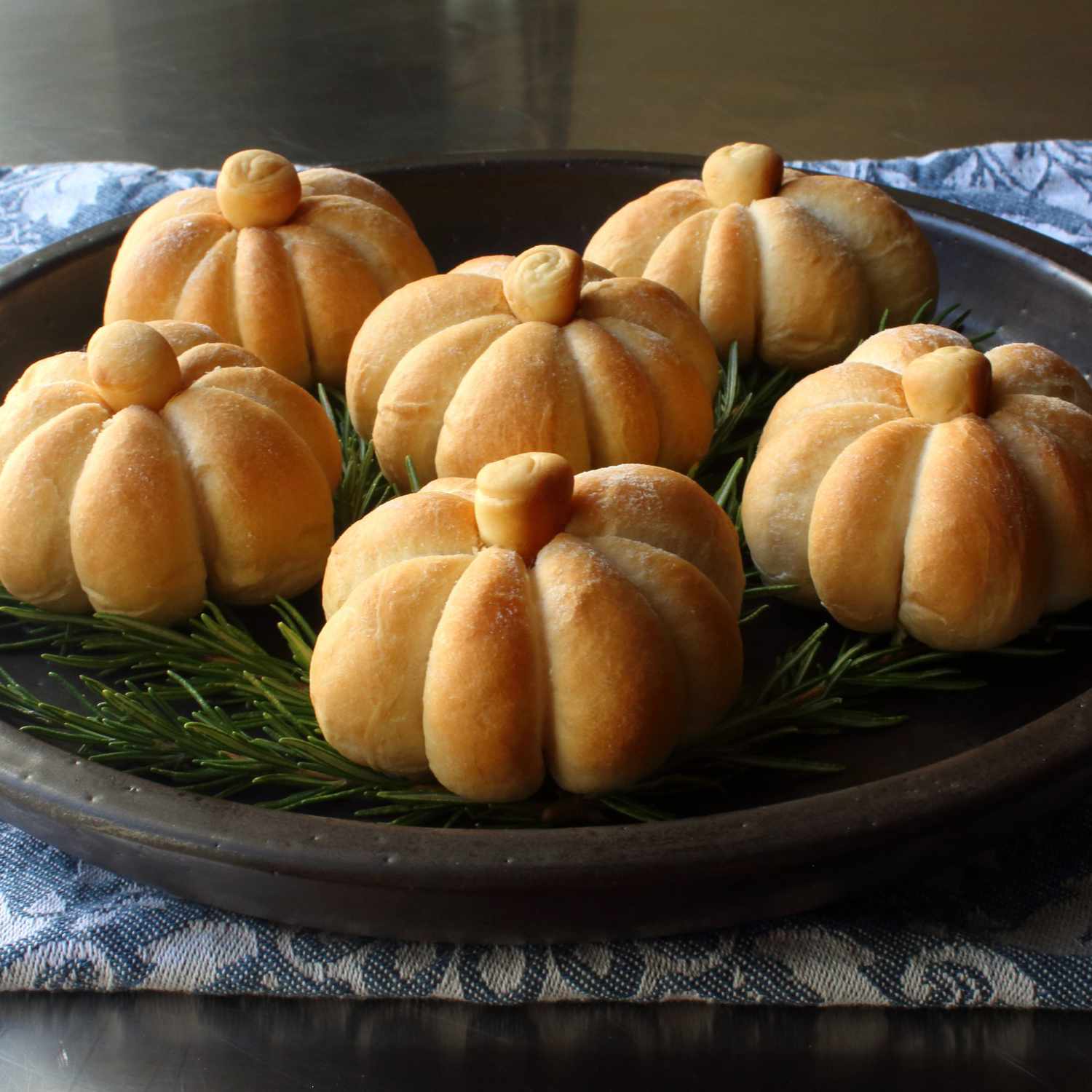 pumpkin-shaped dinner rolls