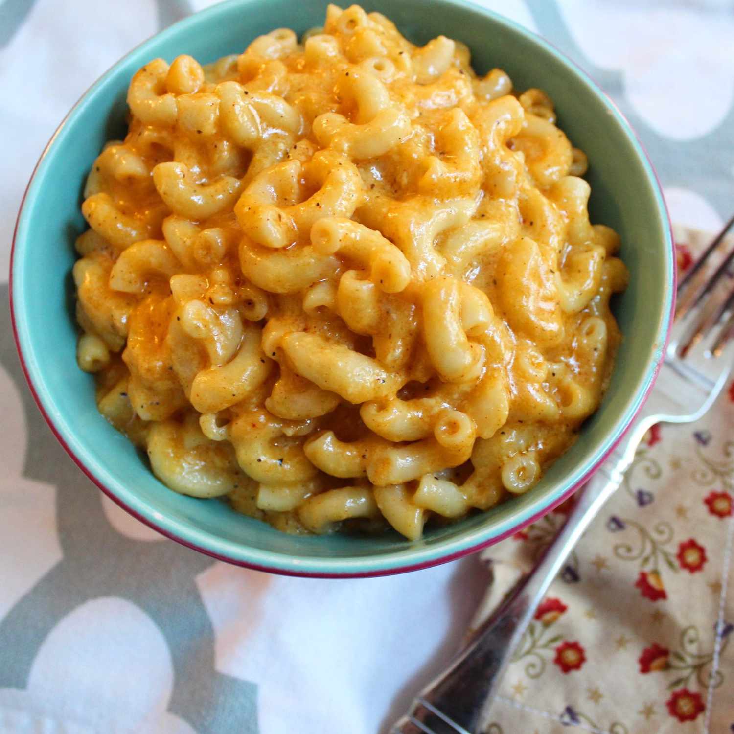 mac and cheese in turquoise bowl