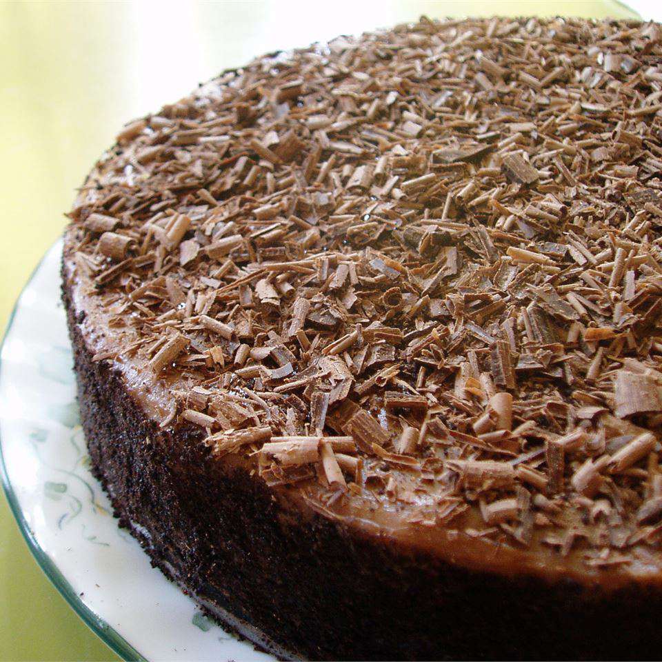 irish cream chocolate cheesecake topped with chocolate shavings
