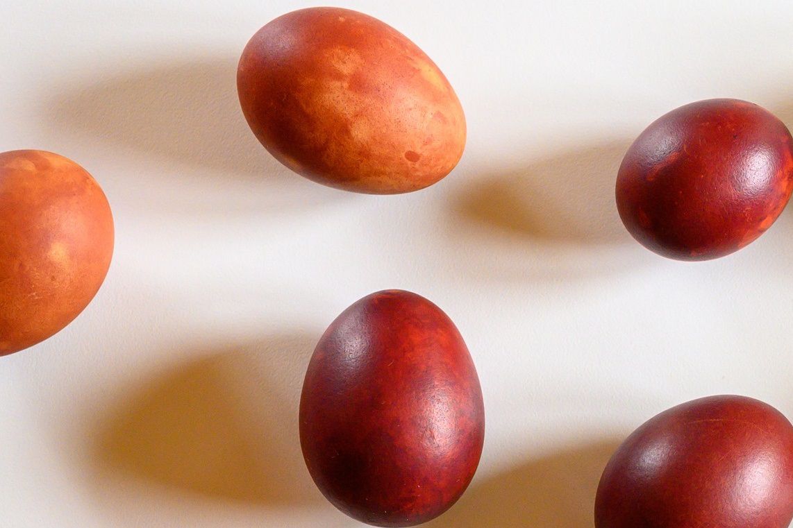 великденски яйца, боядисани с кафе