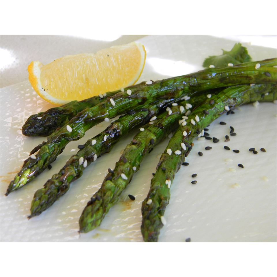asparagus with sesame seeds and lemon slice