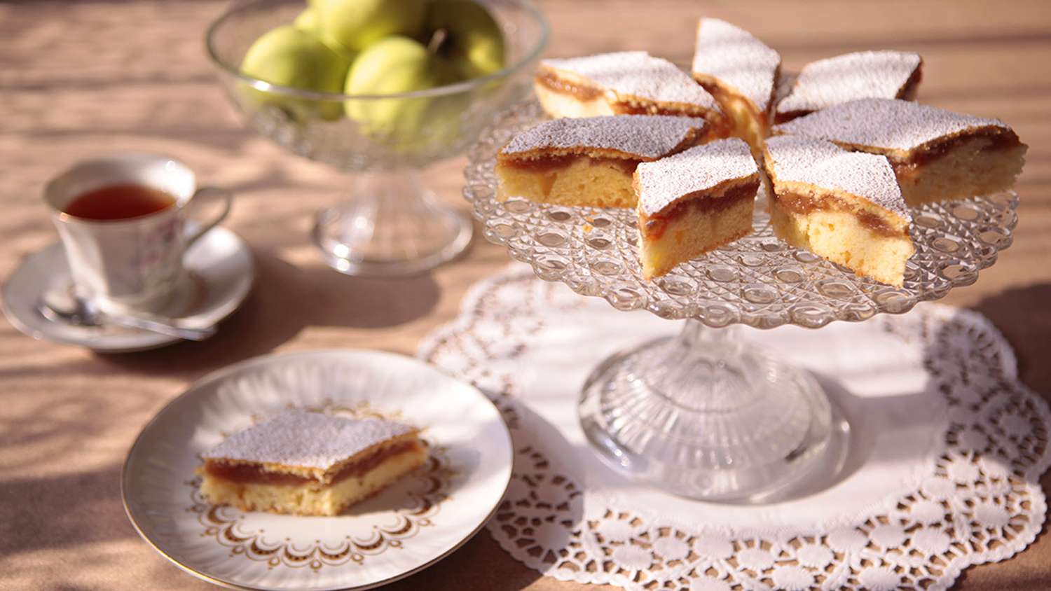 polish applesauce cake