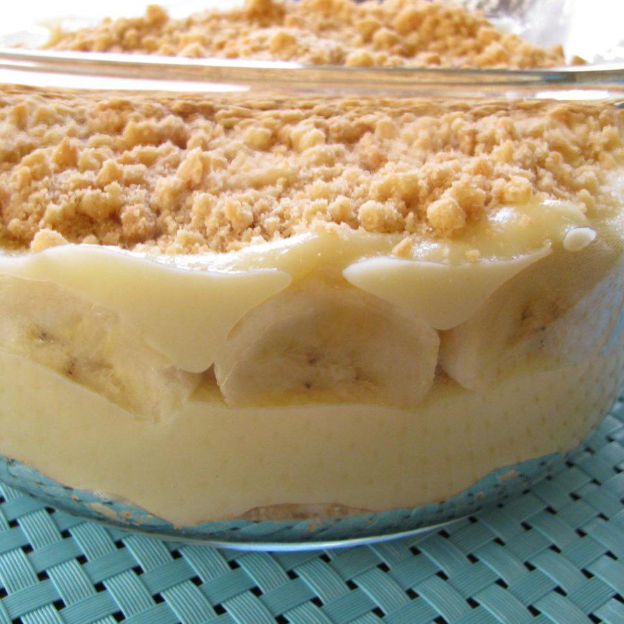 banana pudding in a large glass bowl