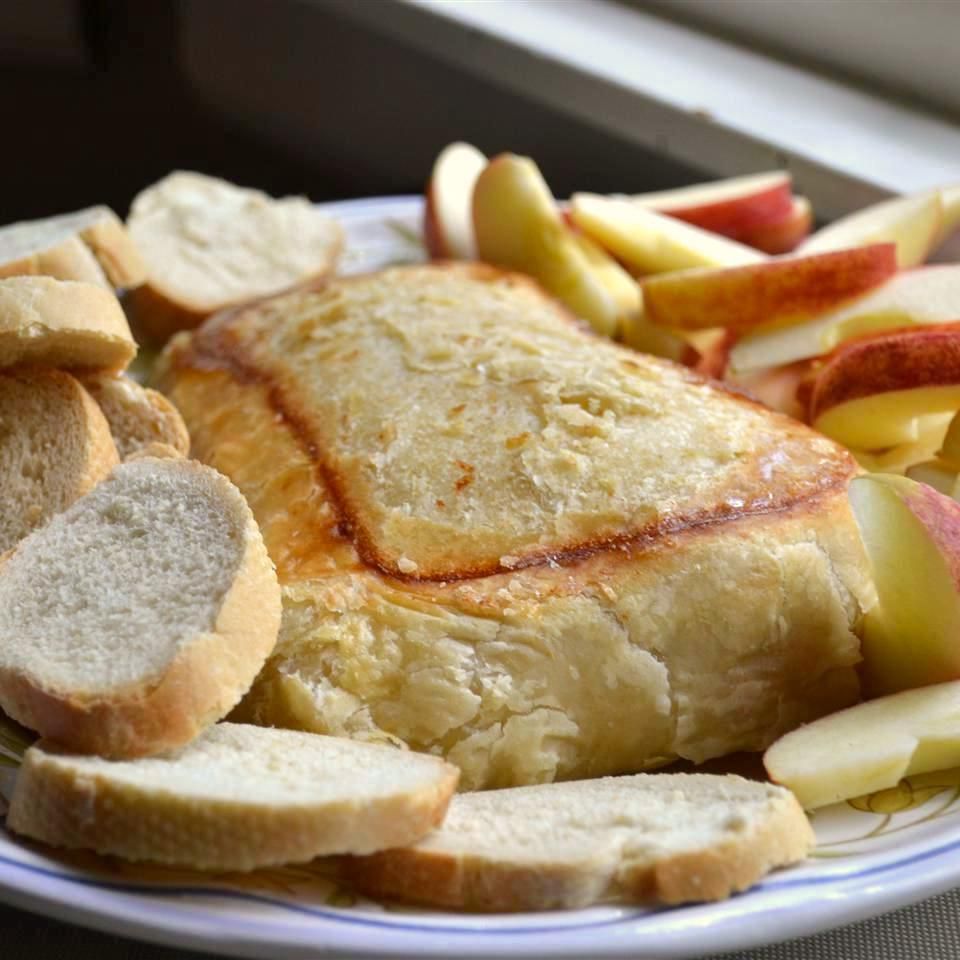 brie in puff pastry with bread slices and apples on the side
