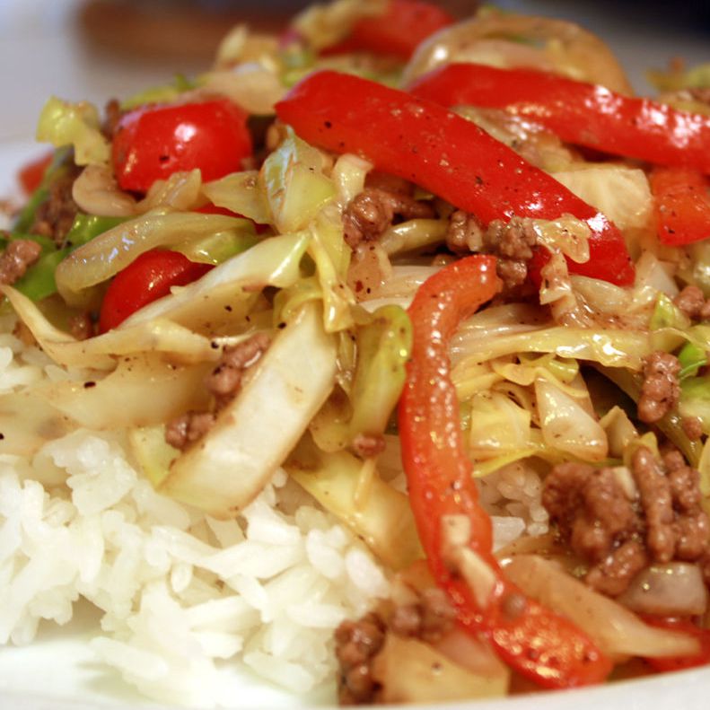 red bell pepper strips, shredded green cabbage, and ground beef on white rice