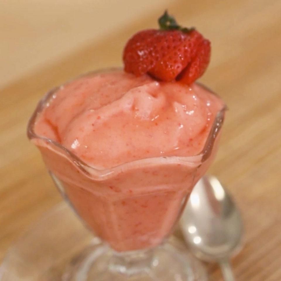 Sugar-Free Strawberry Frozen Yogurt 
