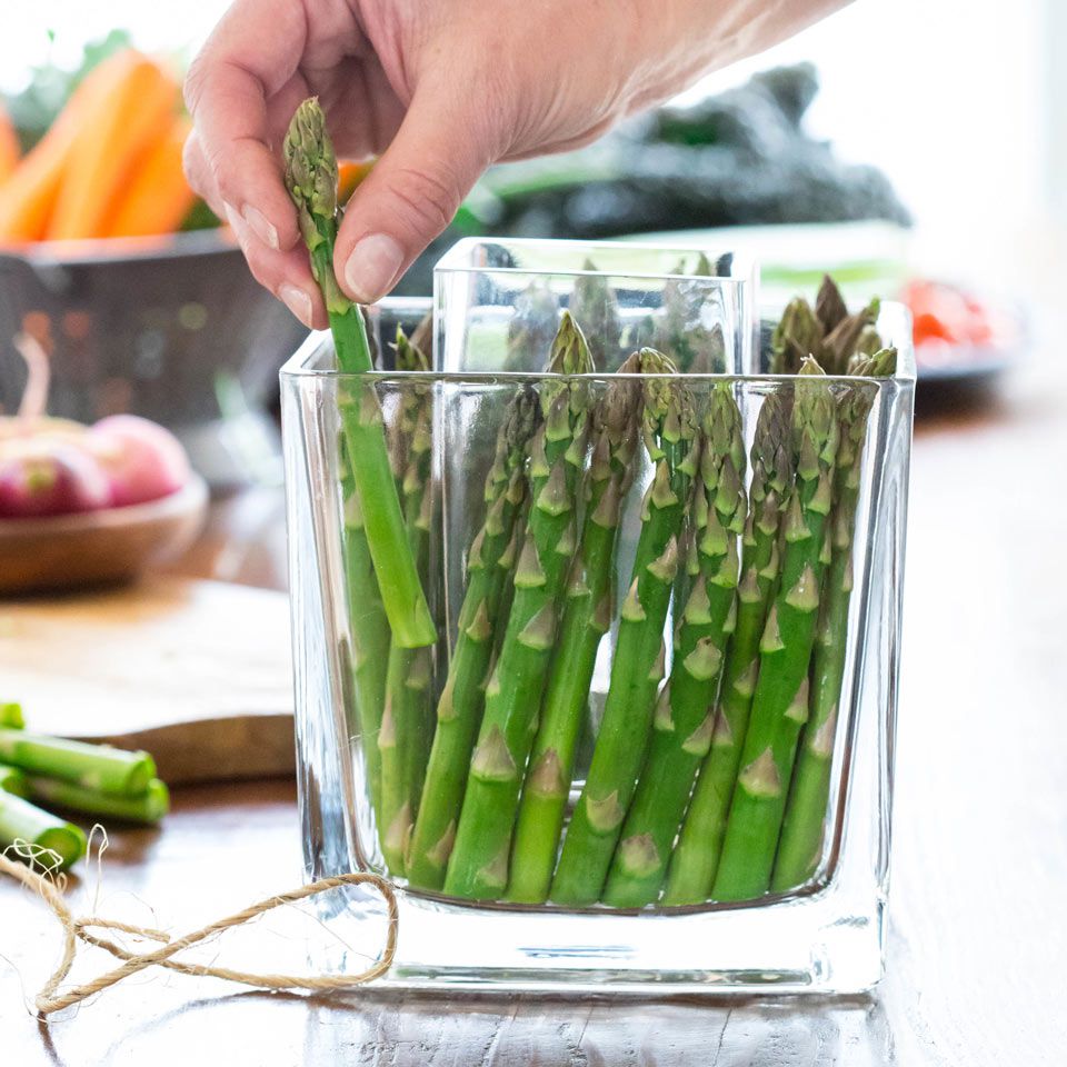 Decorate the vase with asparagus