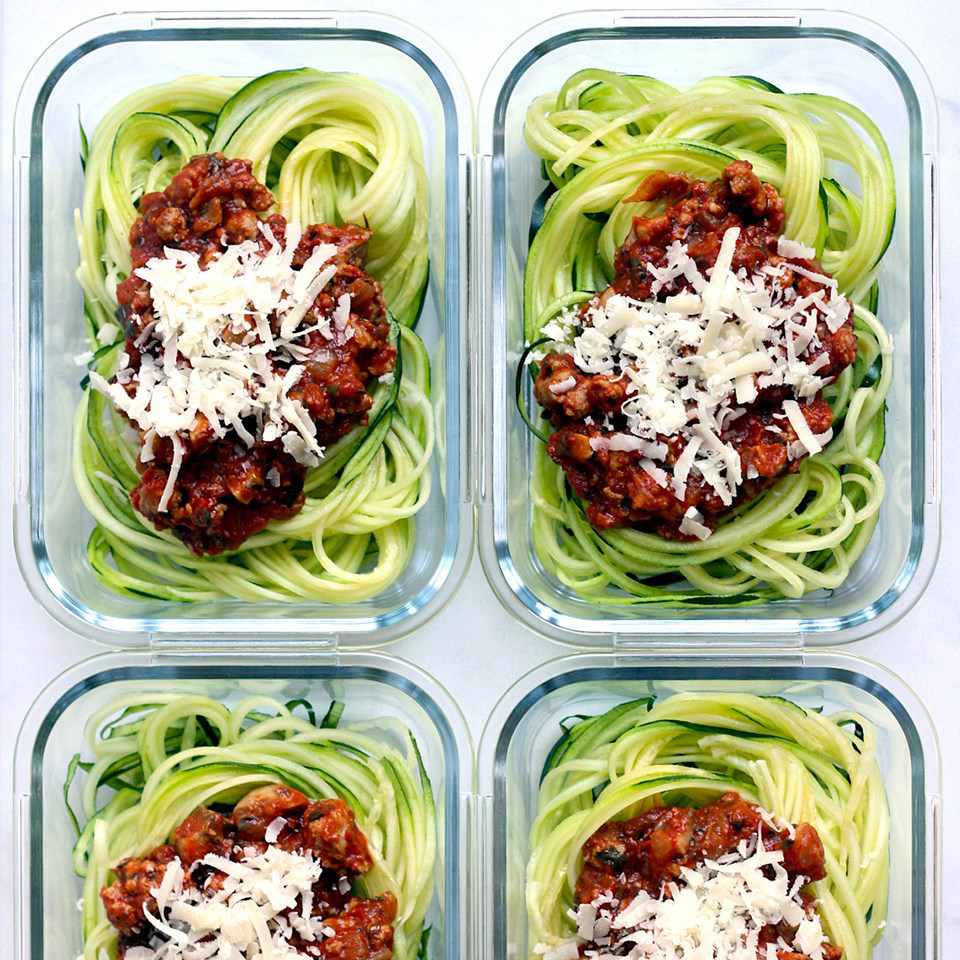 containers of spiralized zuccini noodles and sauce