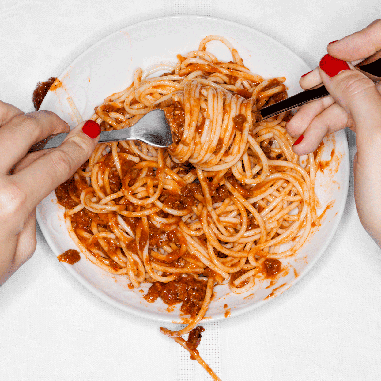 hands working a nice large bite of spaghetti