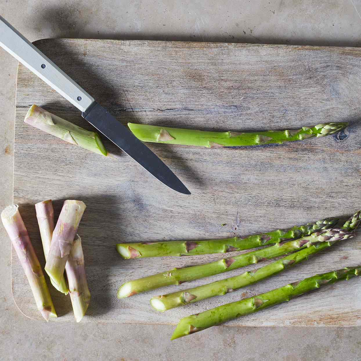 Asparagus-on-a-cutting-board