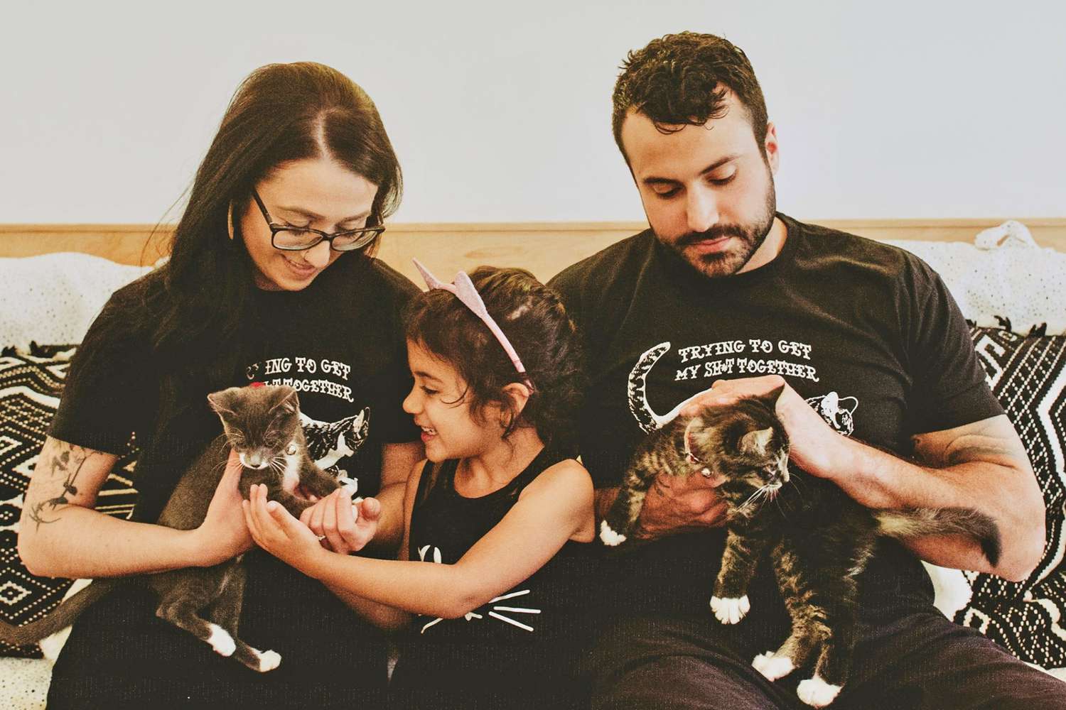 feline foster hero winners, Justyn, Tori, daughter holding three kittens