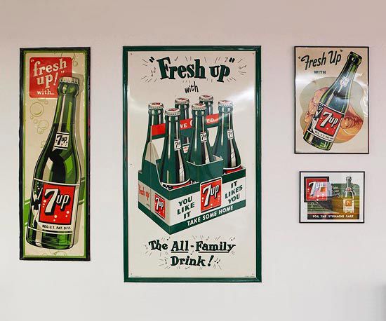 7-up signs on wall