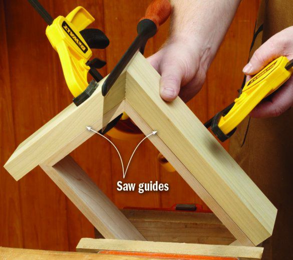 Clamping the saw guides and blade